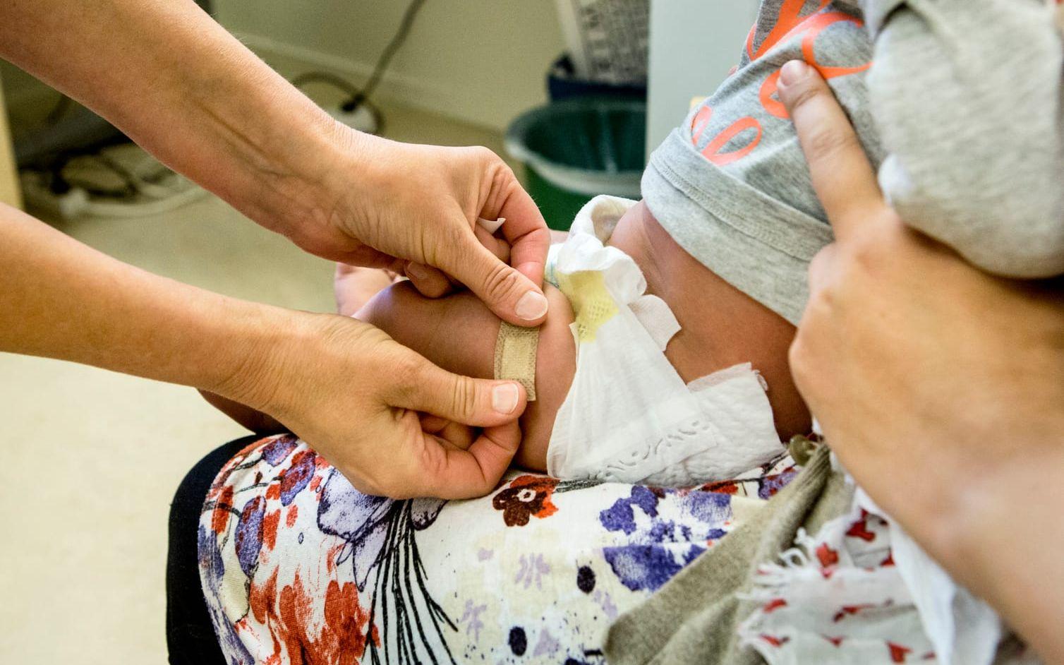 Barn ges mässlingsvaccin vid 18 månaders ålder och påfyllnadsdos vid 6-8 års ålder.