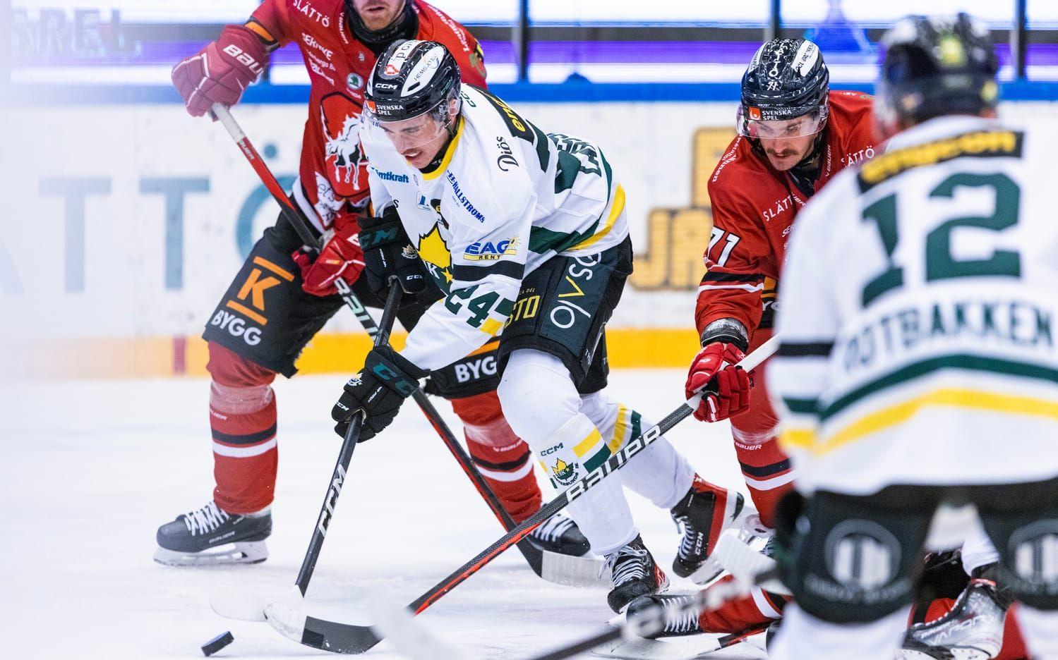 Östersunds Casper Larsson och Vita Hästens Eric Hjorth under ishockeymatchen i Hockeyallsvenskan mellan Vita Hästen och Östersund den 26 november 2022 i Norrköping.