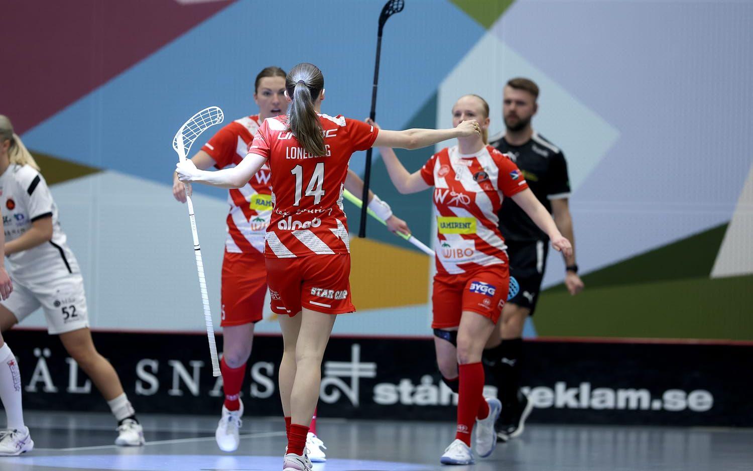 Pixbos Klara Loneberg ökar på till 3-1 under semifinal tre i damernas SSL mellan Pixbo och Rönnby den 11 april 2023 i Mölnlycke.