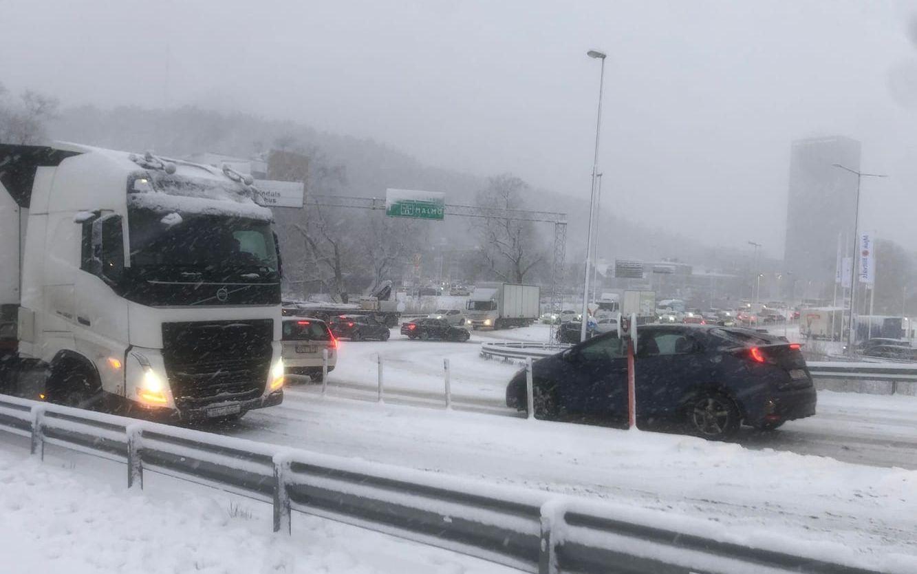 Flera lastbilar fastnade på bron vid Lackarebäcksmotet i snöovädret.