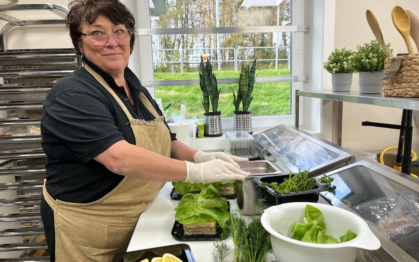 Madeleine Borg Curiander förbereder räkmackor. 