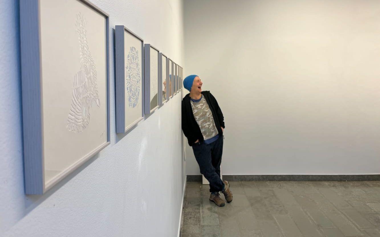 Konstnären Lisa Larsdotter Petersson i Nemeshallen på Mölnlycke kulturhus.