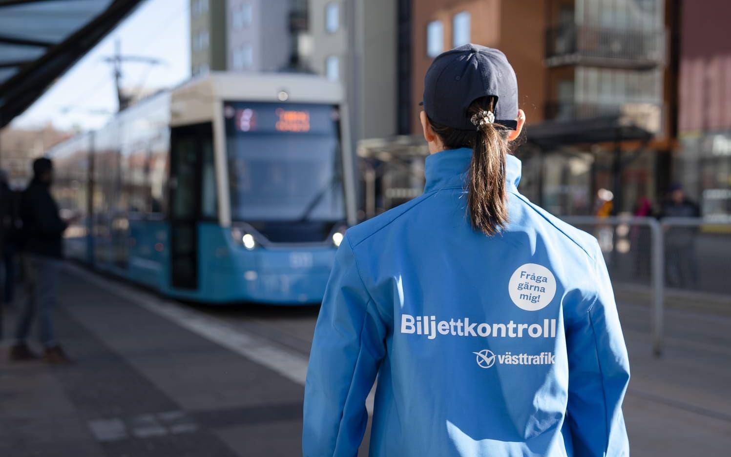 De nya ”västtrafik-blå” jackorna kommer synas mer och mer i trafiken, med start i mitten av mars.