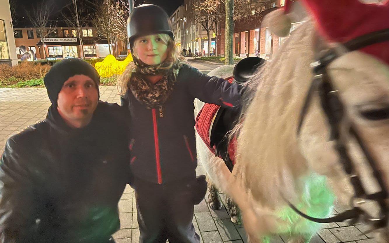 Henrik Fyrlund med dottern Emmi, 8 år passade på att sig en ridtur i centrum. ”Roligt” tycker Emmi. 