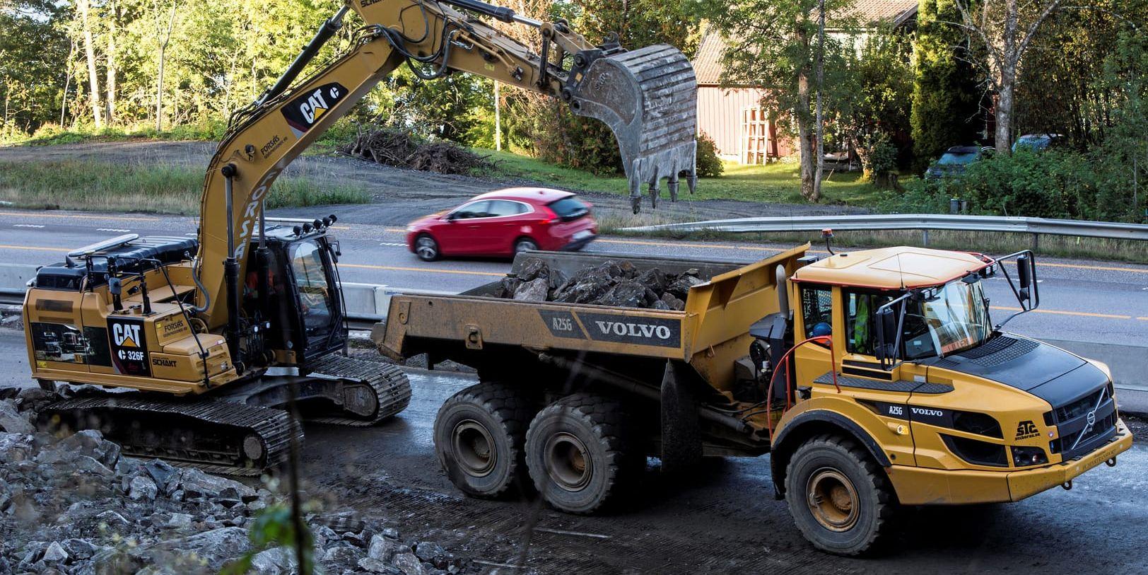 En grävskopa och en dumper lastar i väg berg. Bilden är tagen i ett helt annat sammanhang. Arkivbild.