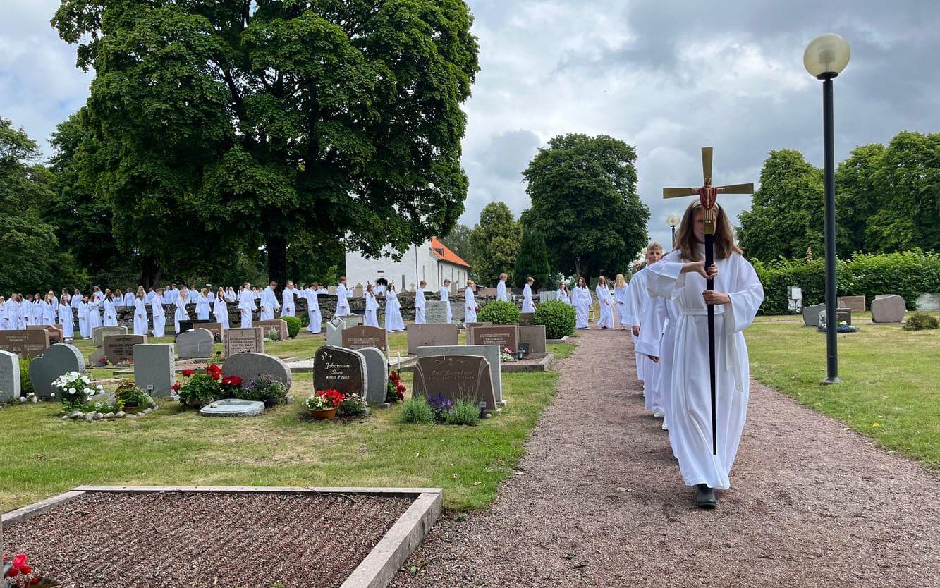 Processionen inför konfirmationsgudstjänsten.