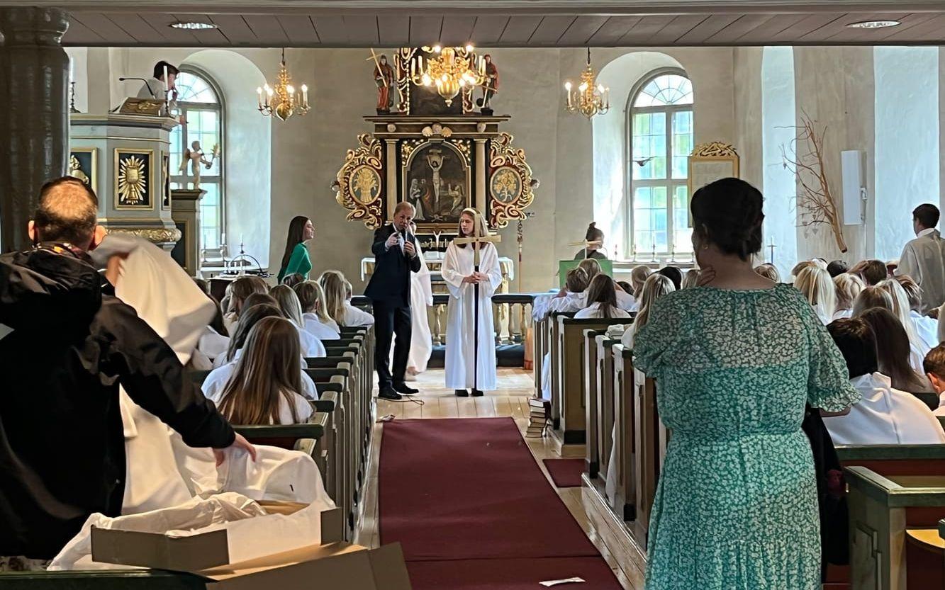 Inför processionen var konfirmanderna samlade inne i kyrkan. 